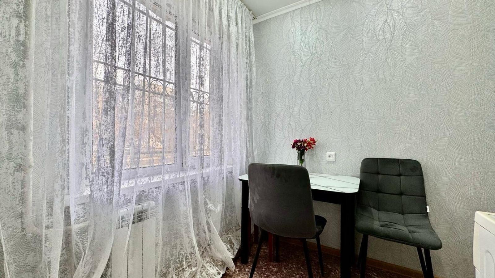 В Центре Павлодара Светлая Квартира ภายนอก รูปภาพ